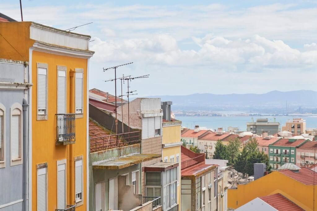 New 3 Bedroom Flat With River On Sight @alameda Lizbona